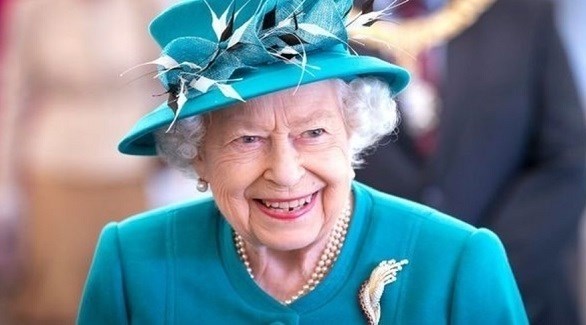 الملكة إليزابيث بزي أزرق خلال زيارتها إلى اسكتلندا إكسبريس)
