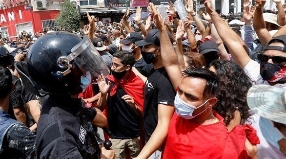 تونسيون يتظاهرون ضد حكومة المشيشي المقالة (أرشيف)