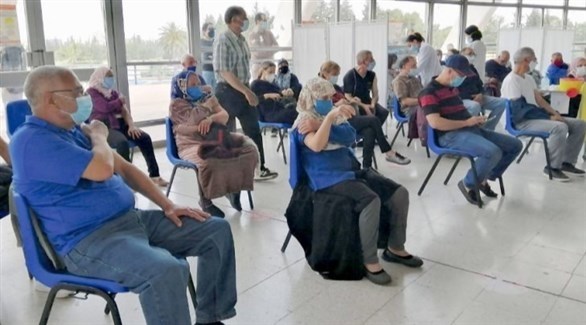 تونسيون في مركز لتوزيع اللقاحات ضد كورونا (تويتر)