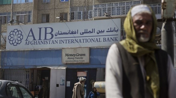 أفغاني أمام بنك في كابول (رويترز)