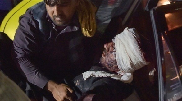 مسعف ينقل جريحاً أصيب في التفجير الانتحاري بمطار كابول (أف ب)