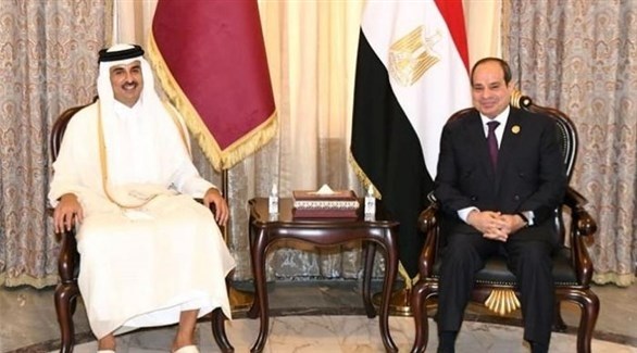 الرئيس المصري وأمير قطر على هامش قمة بغداد (تويتر)