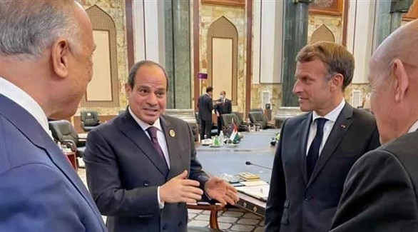 السيسي يلتقي ماكرون ووزير خارجيته على هامش قمة بغداد (تويتر)