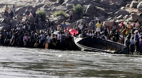 لاجئون إثيوبيون على ضفة نهر حدودي مع السودان (أرشيف)
