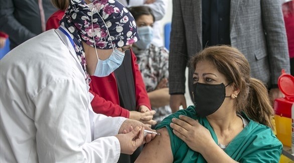 تونسية تتلقى اللقاح عند إطلاق الحملة في مارس الماضي (أرشيف)