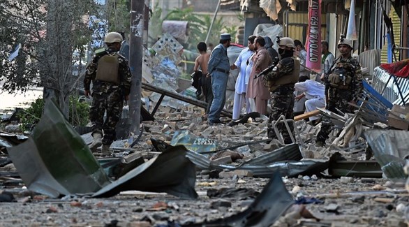 عسكريون ومدنيون في موقع انفجار سابق في كابول (أرشيف)