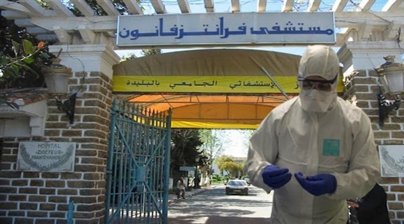 عامل في القطاع الصحي الجزائري أمام مستشفى فرانتز فانون بالبليدة (أرشيف)