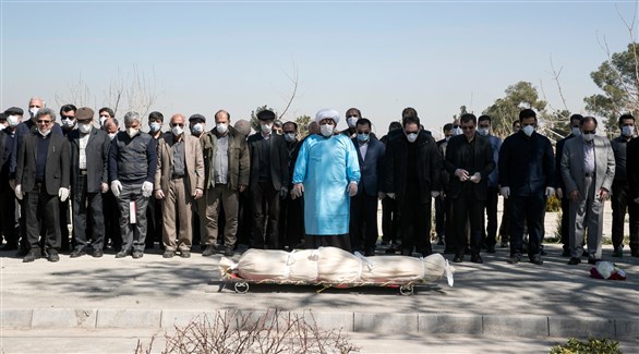 إيرانيون يؤدون صلاة الجنازة على أحد ضحايا كورونا في طهران (أرشيف)