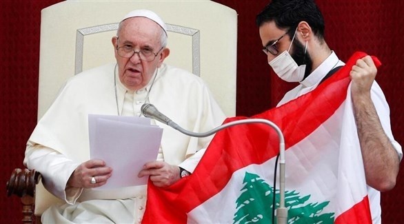 البابا فرنسيس ممسكاً بالعلم اللبناني (أرشيف)