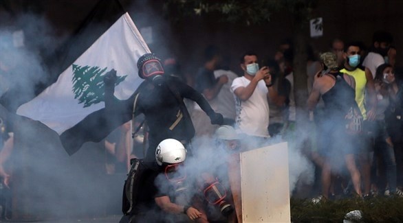 متظاهرون لبنانيون في بيروت يواجهون قوات الأمن (تويتر)