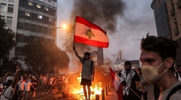 لبنانيون يتظاهرون في الذكرى السنوية الأولى لانفجار مرفأ بيروت.(أف ب)