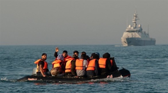 قارب يقل مهاجرين (رويترز)
