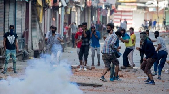 كشميريون يرمون الشرطة الهندية بالحجارة في ذكرى "اليوم الأسود" (تويتر)