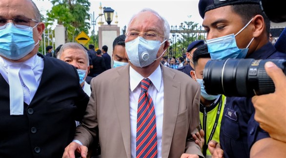 رئيس الوزراء الماليزي السابق نجيب رزاق في طريقه إلى محكمة (أرشيف)