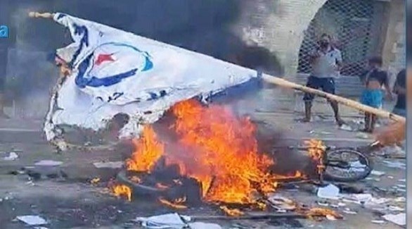 راية حركة النهضة تحترق في احتجاجات 25 يوليو الماضي في تونس (أرشيف)