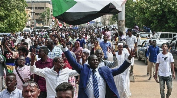 سودانيون في الشارع في مظاهرات 2019 (أرشيف)