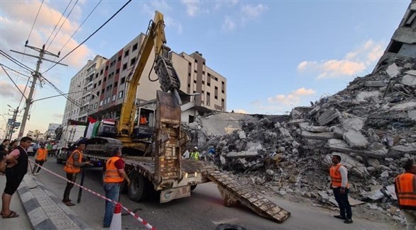 فريق من العمال المصريين في غزة يزيلون الركام والأنقاض (أرشيف)