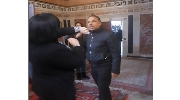 النائب التونسي المجمد سيف الدين مخلوف لحظة اعتدائه على البرلمانية المعارضة عبير موسي (أرشيف)