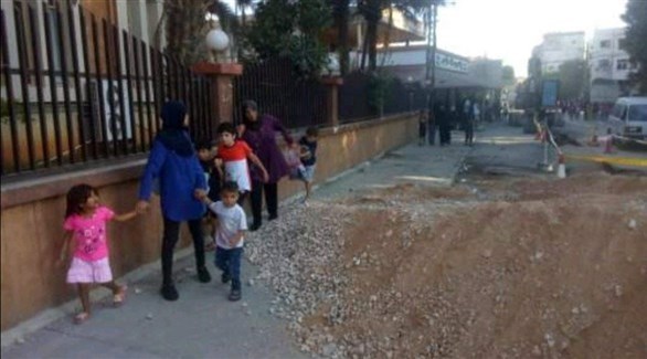 صورة متداولة لمدنيين يغادرون المخيم بعد الاشتباكات (تويتر)