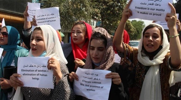  أفغانيات يتظاهرن في كابول للمطالبة بحقوقهن (تويتر)