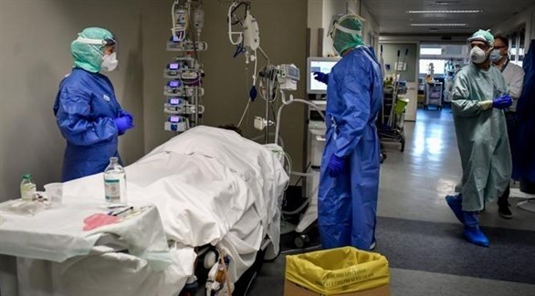 أطباء يرعون مصاباً بكورونا في مستشفى إيطالي (أرشيف)
