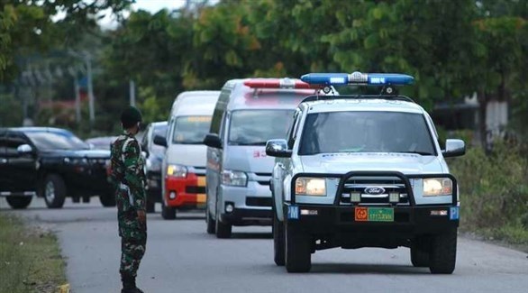 سيارات تابعة للشرطة والجيش الإندونيسي (أ ف ب)