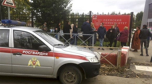 الشرطة الروسية تطوق محيط جامعة بيرم بعد الحادثة (تويتر)