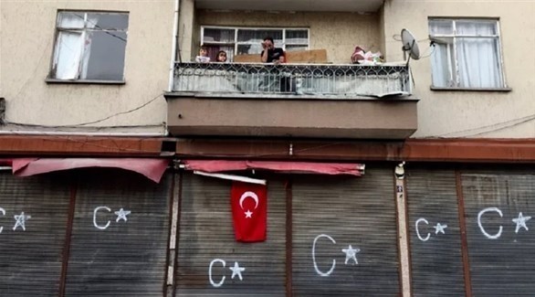 منزل للاجئين سوريين في حي ألتينداغ بالعاصمة التركية أنقرة بعد تعرضه لهجوم من قبل عنصريين