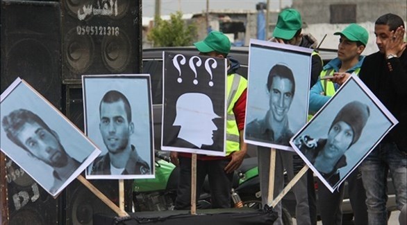 إسرائيليون يرفعون صور الجنود المحتجزين لدى حماس في غزة (أرشيف)