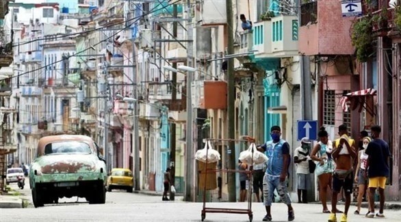 كوبيون في أحد شوارع العاصمة هافانا (أرشيف)