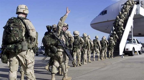 جنود أمريكيون يصعدون إلى طائرة في مطار كابول  (أرشيف)