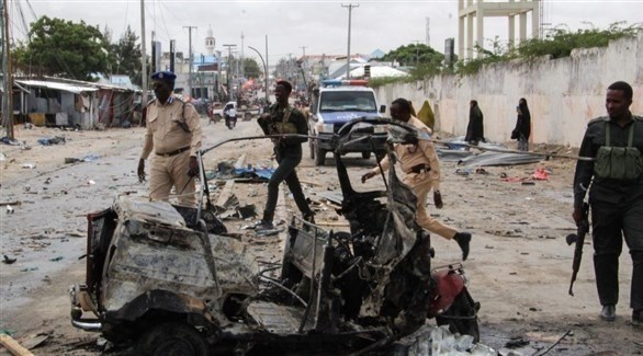 عناصر من الشرطة الصومالية في موقع تفجير إرهابي سابق (أرشيف)