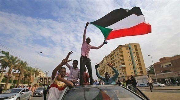 شبان يرفعون العلم السوداني عالياً (أرشيف / أ ف ب)