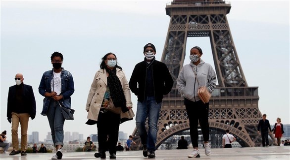 أشخاص يرتدون كمامات في العاصمة باريس (أرشيف)