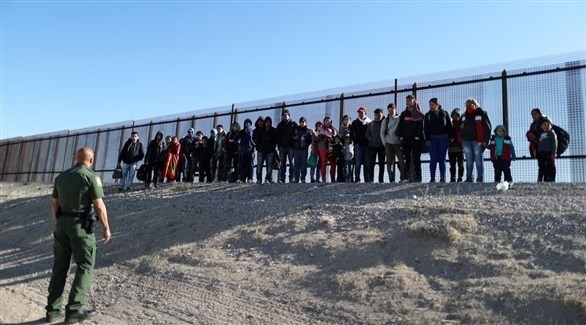 مهاجرون على الجدار الحدود بين أمريكا والمكسيك (أرشيف)