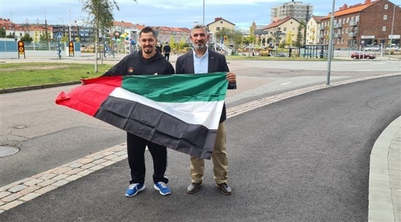 قائد منتخب الإمارات للقوة البدنية فيصل الغيص الزعابي يرفع علم الدولة (وام)