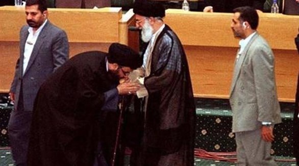 زعيم حزب الله اللبناني حسن نصر الله يقبل يد المرشد الإيراني علي خامنئي (أرشيف)