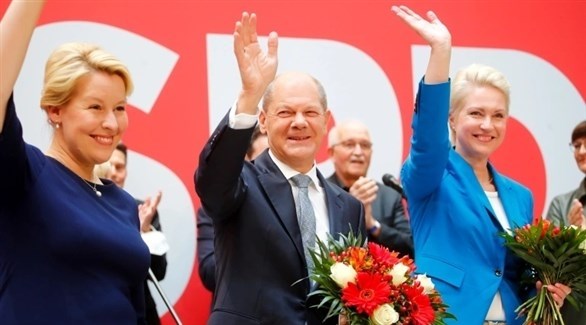 زعيم الحزب الاشتراكي الديمقراطي الألماني أولاف شولتز بعد إعلان فوز حزبه (رويترز)