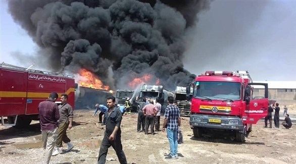 مدنيون ومنقذون أمام موقع حريق سابق في إيران (أرشيف)
