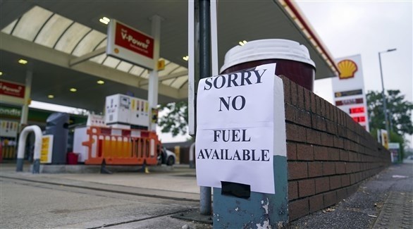 لافتة اعتذار في محطة بريطانية بعد نفاد الوقود فيها (تويتر)