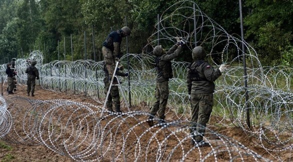 الجيش البولندي يبني سياجاً شائكاً على الحدود مع بيلاروس لمنع عبور المهاجرين (أرشيف)