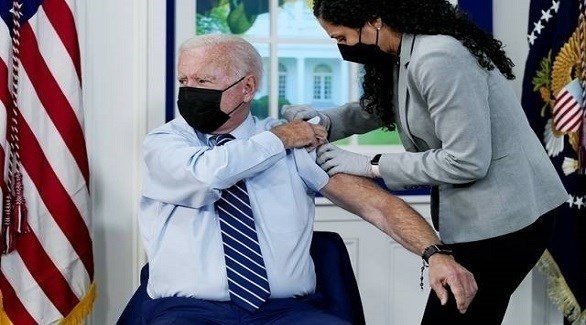 الرئيس الأمريكي جو بايدن أثناء تطعيمه أمس بالجرعة الثالثة ضد كورونا في البيت الأبيض (تويتر)