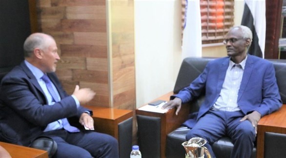 وزير الري السوداني ياسر عباس و السفير الأسترالي غلين مايلز (سونا)