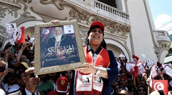 رئيسة الحزب الدستوري الحر عبير موسي ترفع صورة الرئيس السابق الحبيب بورقيبة (أرشيف)