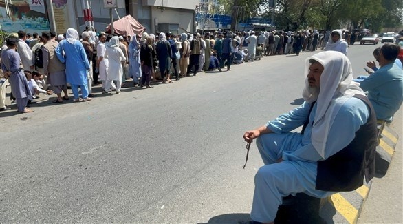 أفغان أمام مصرف في كابول (أرشيف)