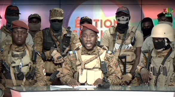 عسكريون في بوركينا فاسو خلال إذاعة بيان الإطاحة برئيس المجلس العسكري (تويتر)