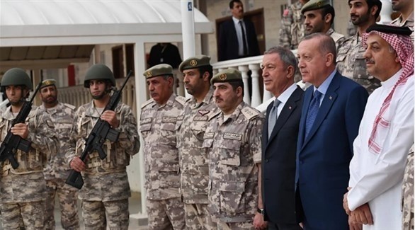 وزير الدفاع القطري إلى جانب اردوغان خلال زيارته للقاعدة التركية في قطر (أرشيف)