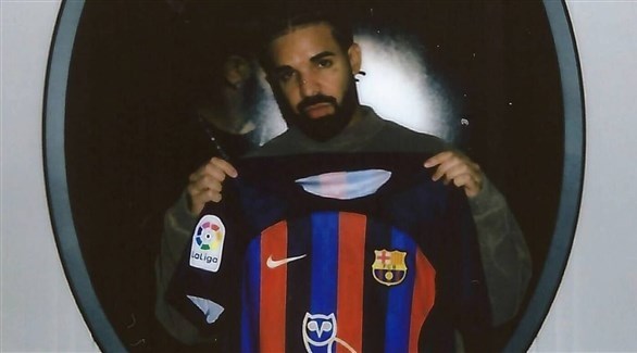 شعار المغني دريك على قميص برشلونة أمام الريال