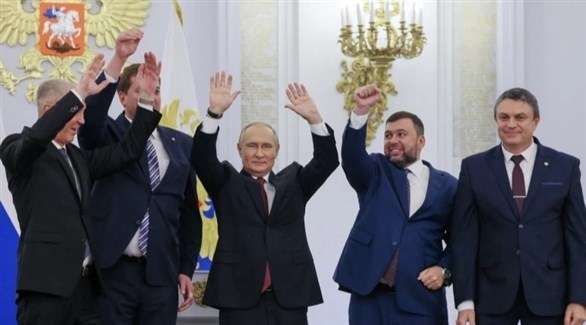 بوتين متوسطاً الزعماء السياسيين للمناطق الأربع التي ضُمّت للاتحاد الروسي  (أرشيف)