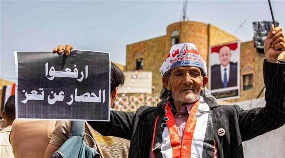 يمني خلال مظاهرة لرفع الحصار عن تعز (أرشيف)
